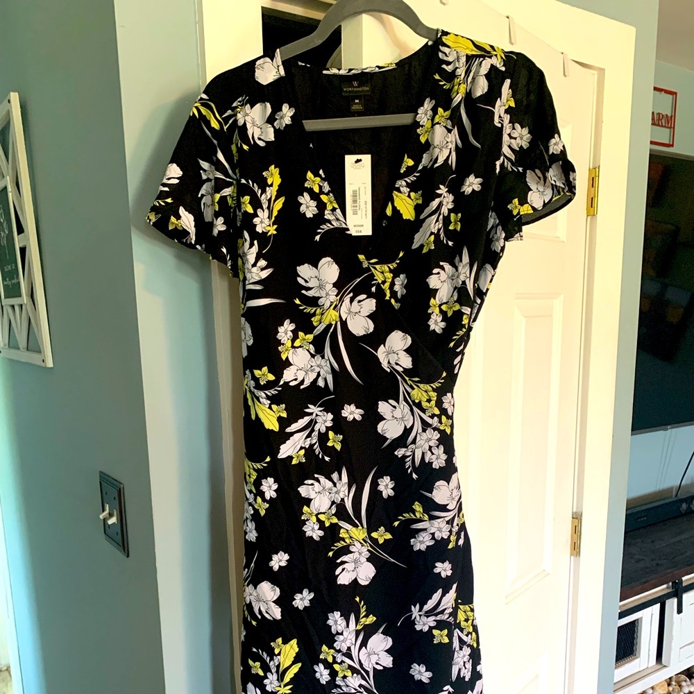 NWT wrap dress. Size M. Black and yellow floral